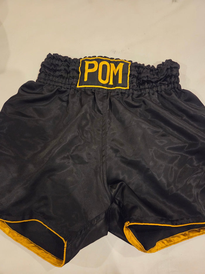 P.O.M Muay Thai Shorts – Schwarz/Gold - P.O.M