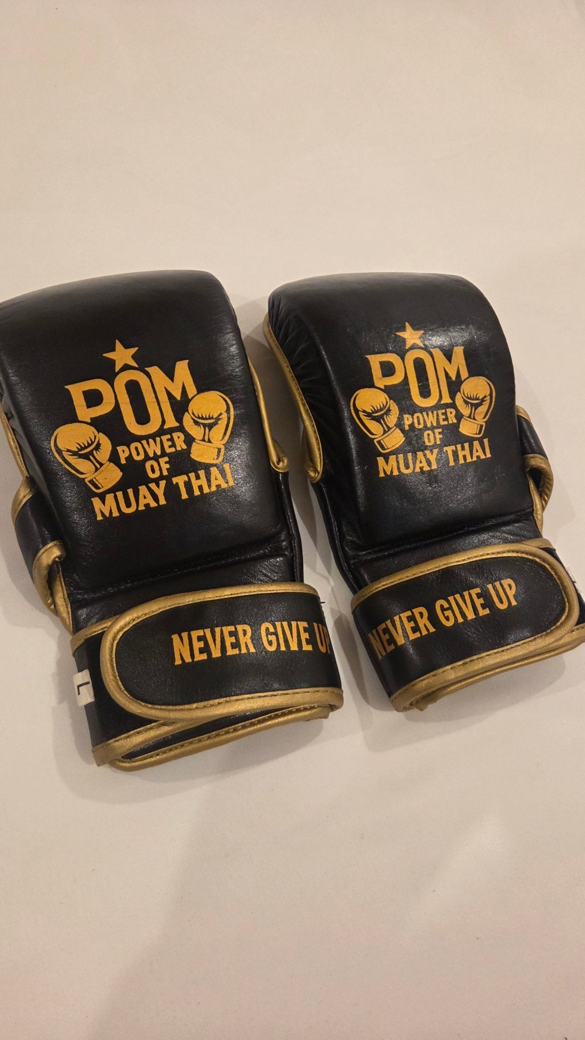P.O.M MMA Sparringshandschuhe Schwarz/Gold mit Logo und Never Give Up