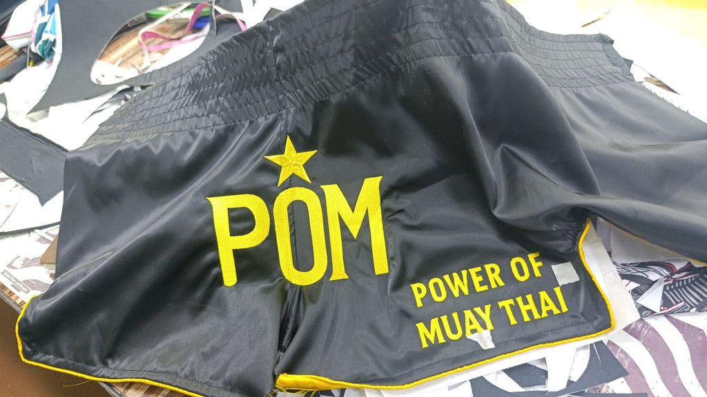 P.O.M Muay Thai Shorts – Schwarz/Gold - P.O.M