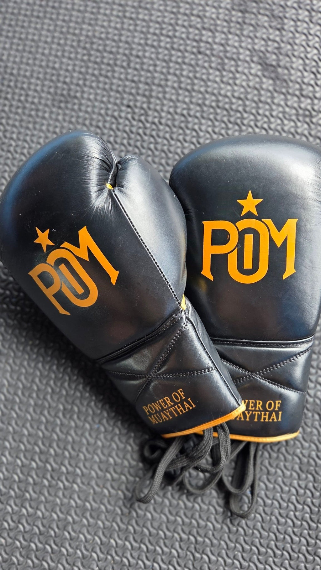P.O.M Premium Echtleder Boxhandschuhe – Schwarz/Gold (Schnürung) - P.O.M