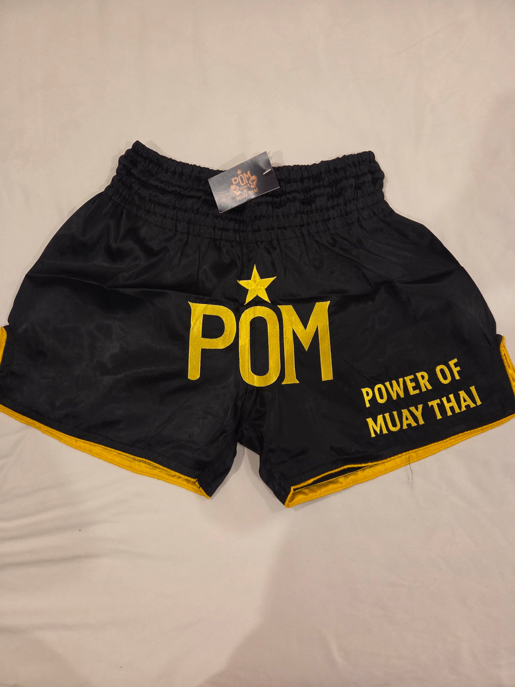 P.O.M Star Edition Shorts – Vorderansicht mit POM-Hangtag