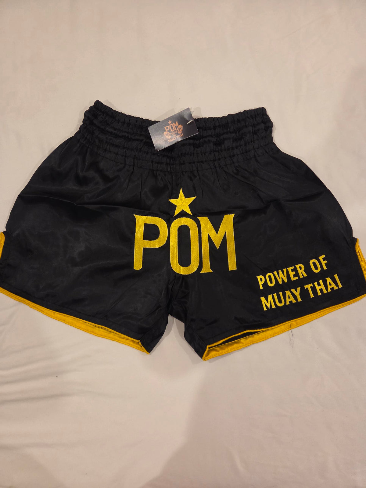 P.O.M Star Edition Shorts – Vorderansicht mit POM-Hangtag