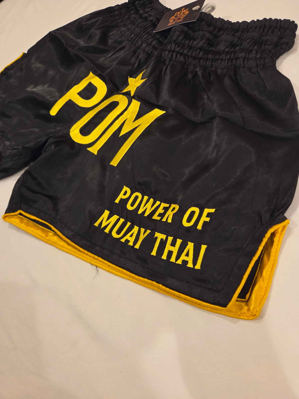 P.O.M Star Edition Shorts schräg – Seitenschlitz mit Goldsaum