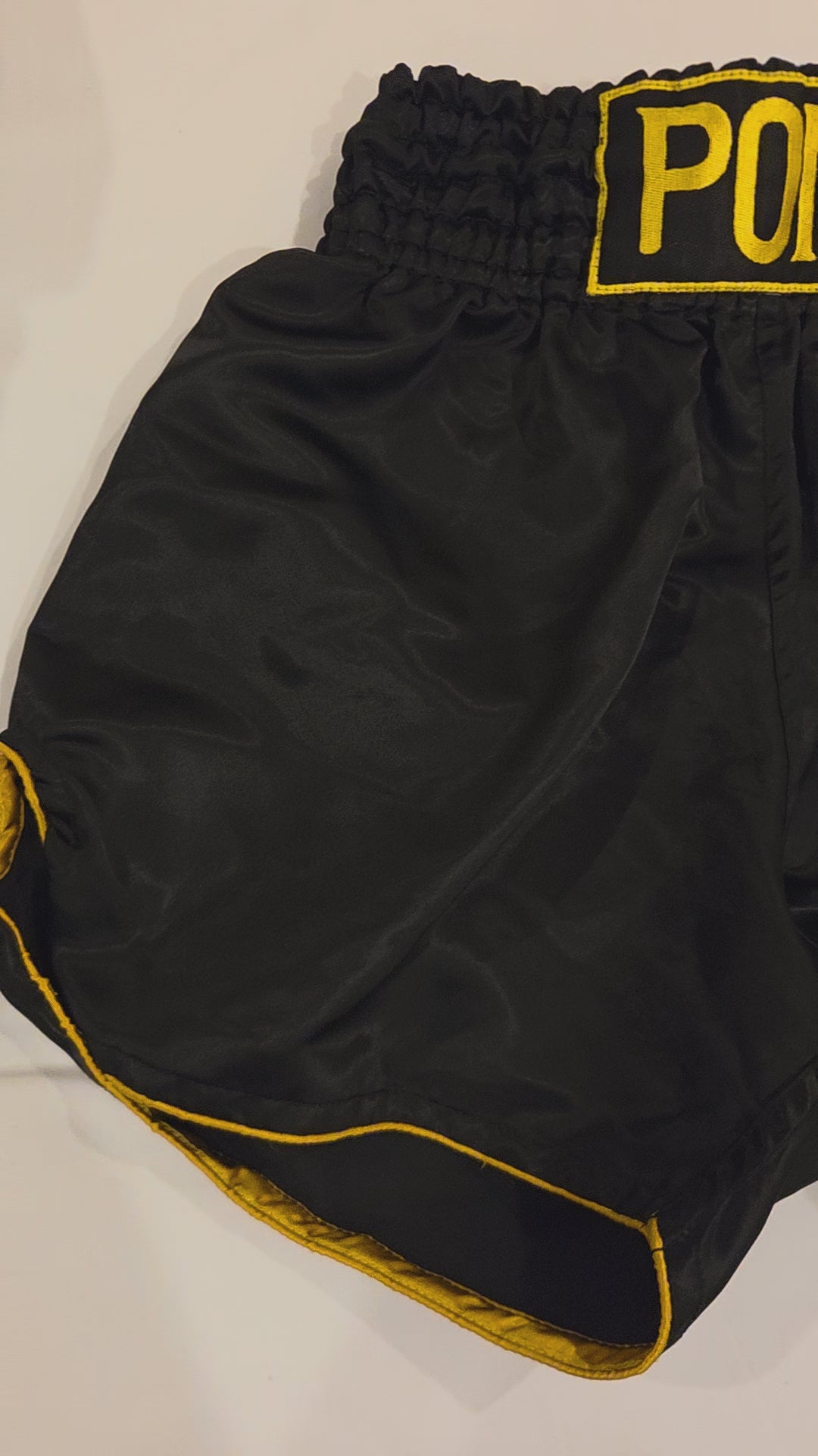 P.O.M Muay Thai Shorts – Schwarz/Gold