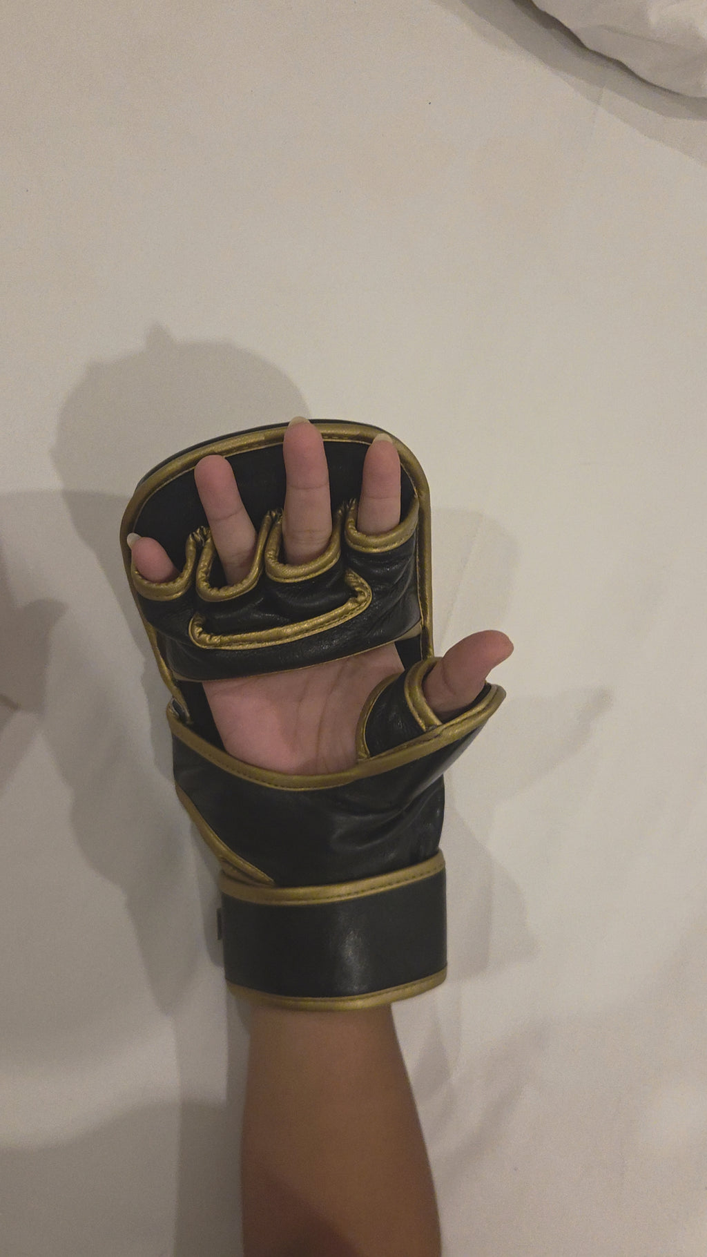 P.O.M MMA Sparringshandschuhe Echtleder – Schwarz/Gold