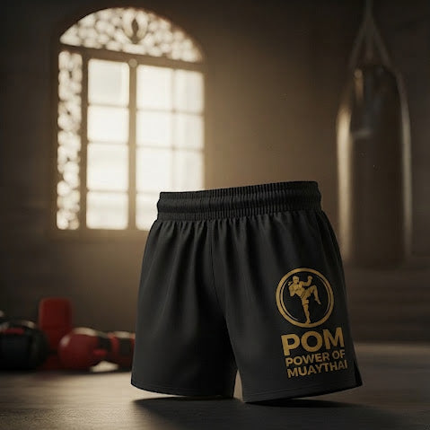 P.O.M Muay Thai Shorts Logo Edition – Schwarz mit goldenem P.O.M Emblem