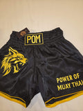 P.O.M Muay Thai Wolf Edition – gold gestickter Wolf auf schwarzem Satin, POM-Patch und Goldsaum