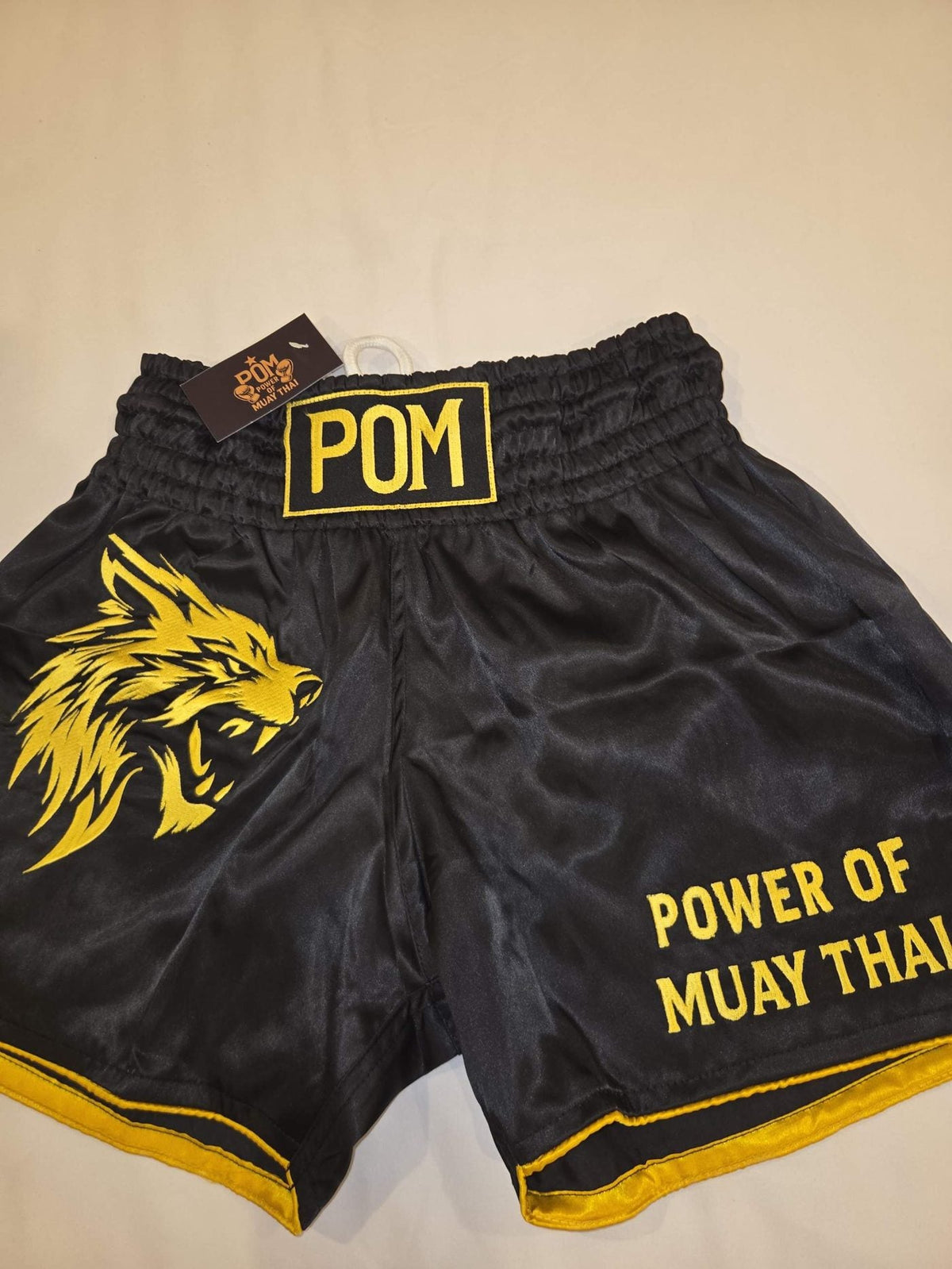 P.O.M Wolf Edition – gold gestickter Wolf auf schwarzem Satin